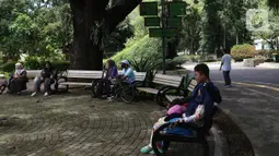 Wisawatan menikmati suasana di Taman Margasatwa Ragunan (TMR), Jakarta Selatan, Sabtu (26/12/2020). Meskipun pandemi covid-19 masih terjadi, sejumlah warga tetap mengunjungi Ragunan di libur panjang Natal 2020 ini. (Liputan6.com/Herman Zakharia)