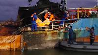 Petugas mengavukasi korban tewas dalam insiden kebakaran 2 kapal di Lamongan. (Foto: Liputan6.com/Dian Kurniawan)