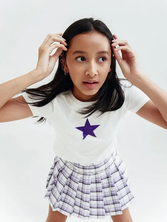 Widuri Puteri Sasono, anak perempuan dari pasangan Widi Mulia dan Dwi Sasono kini telah beranjak menjadi gadis cantik yang juga tak kalah berprestasi. Selain pandai bermain peran, Widuri juga jago bernyanyi seperti sang Mama. [Foto: Instagram/widuri.puteri]