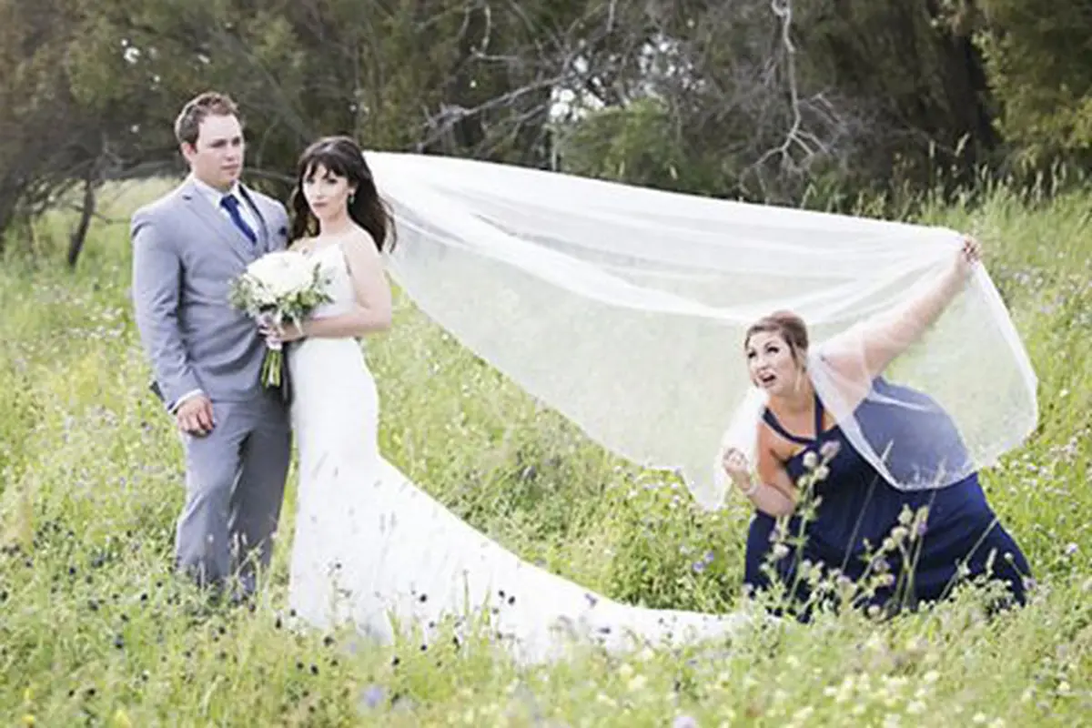 Berpose lucu di foto pernikahan sahabat/copyright Ashley Hempel Photography