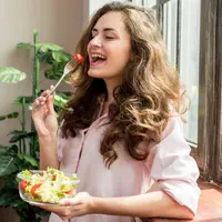 Mengatur asupan nutrisi dengan tepat dapat membantu tubuh tetap bertenaga dan fokus sepanjang hari. [Dok/Freepik.com].