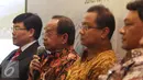 Yang Zhong Min (kiri) berdialog usai penandatanganan perjanjian di Jakarta (16/10/2015). PT PSBI merupakan konsorsium empat BUMN resmi bekerjasama dengan China Railway International untuk membangun kereta cepat Jakarta-Bandung. (Liputan6.com/Angga Yuniar)
