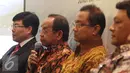 Yang Zhong Min (kiri) berdialog usai penandatanganan perjanjian di Jakarta (16/10/2015). PT PSBI merupakan konsorsium empat BUMN resmi bekerjasama dengan China Railway International untuk membangun kereta cepat Jakarta-Bandung. (Liputan6.com/Angga Yuniar)