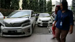 Mobil milik bos PT First Travel Andika Surachman dan Anniesa Desvitasari Hasibuan terpasang garis polisi di Bareskrim Polri, Gedung KKP, Jakarta, Jumat (25/8). Mobil itu disita terkait kasus penggelapan dan penipuan jemaah umrah (Liputan6.com/Johan Tallo)