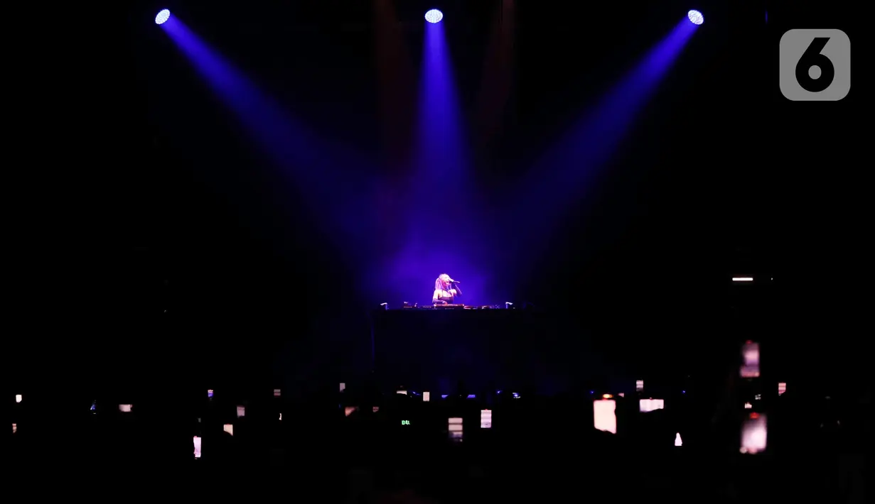 Aksi Alyshia tanmpil di panggung festival musik Djakarta Warehouse Project (DWP) 2022 di JIExpo Kemayoran, Jakarta, Jumat (9/12/2022). Ada 17 performance di DWP 2022 hari pertama yang tampil di tiga stage berbeda yaitu Garuda Land, Cosmic Station, dan The Darker Side. (Liputan6.com/Herman Zakharia)