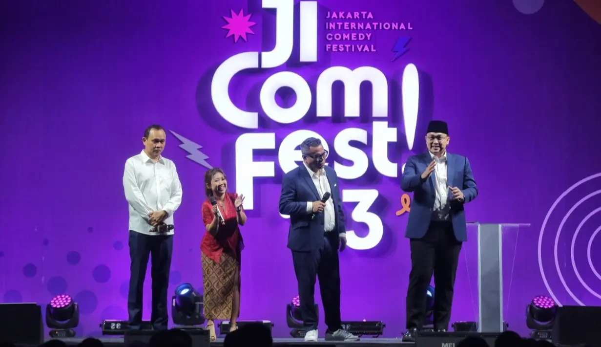Gilang Dirga sukses memerankan karakter Capres nomor 1, Anies Baswedan. Dia tampil dengan kemeja dan jas, seperti yang dikenakan Anies saat debat pilpres pertama. [Fimela/Adrian Utama Putra]