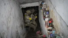 Tentara Garda Nasional Ukraina memeriksa ruang bawah tanah selama misi pengintaian di desa yang baru saja direbut kembali di pinggiran Kharkiv, Ukraina timur, Sabtu, 14 Mei 2022. Militer Ukraina membuat pernyataan pada Selasa (10/5) bahwa pasukannya telah merebut kembali desa-desa dari pasukan Rusia di utara dan timur laut Kharkiv. (AP Photo/Bernat Armangue)