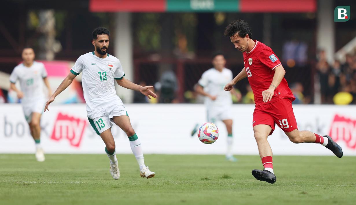 <p>Pemain Timnas Indonesia, Thom Haye (kanan) menguasai bola di depan pemain Irak, Bashar Resan pada laga Grup F putaran kedua Kualifikasi Piala Dunia 2026 zona Asia di Stadion Utama Gelora Bung Karno (SUGBK), Senayan, Jakarta, Kamis (6/6/2024). (Bola.com/M Iqbal Ichsan)</p>