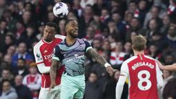 Bek Arsenal, Gabriel (kiri) berduel udara dengan striker Brentford, Ivan Toney pada laga pekan ke-28 Premier League 2023/2024 di Emirates Stadium, London, Sabtu (9/3/2024). (AP Photo/Frank Augstein)