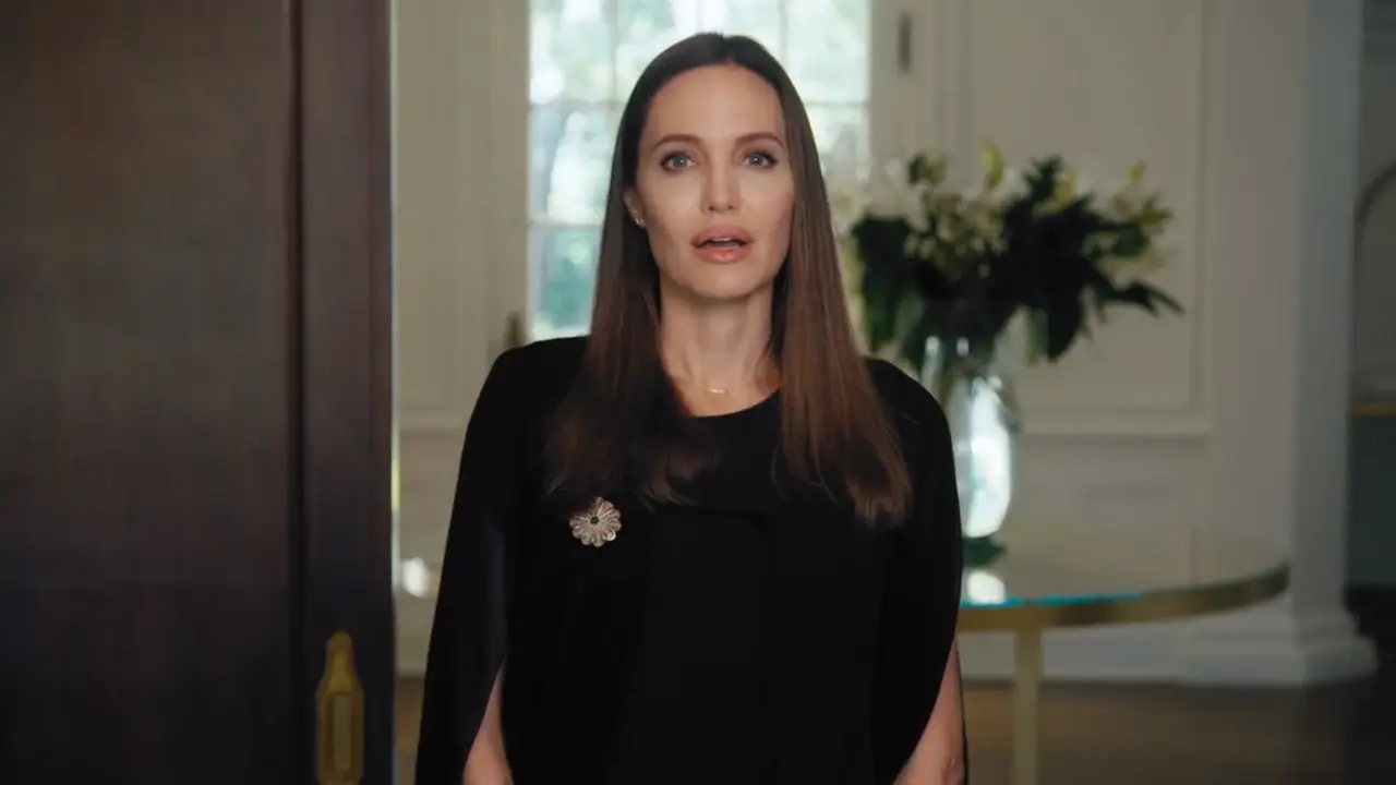 Angelia Jolie membahas pembantaian umat Muslim di Srebrenica.