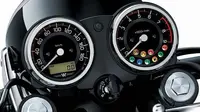 Kawasaki W800 memadukan konsep analog dan digital pada panel instrumen.