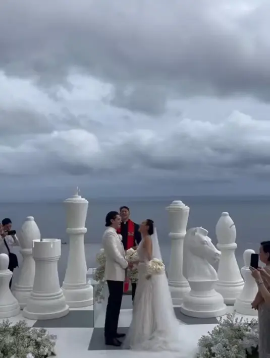 Patricia Gunawan menikah dengan pria bule bernama Daniel di Bali, pada awal Februari 2023 ini. [instagram/hiantjen]