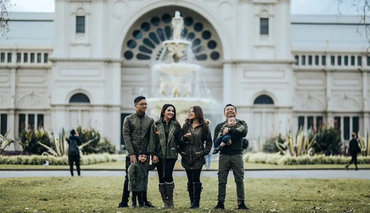 "Happy 19th birthday ayang, i may not be able to give you the best gifts today, but my thoughts and wishes are with you on this special day, love you." tulisnya. (Instagram/aurelie.hermansyah)