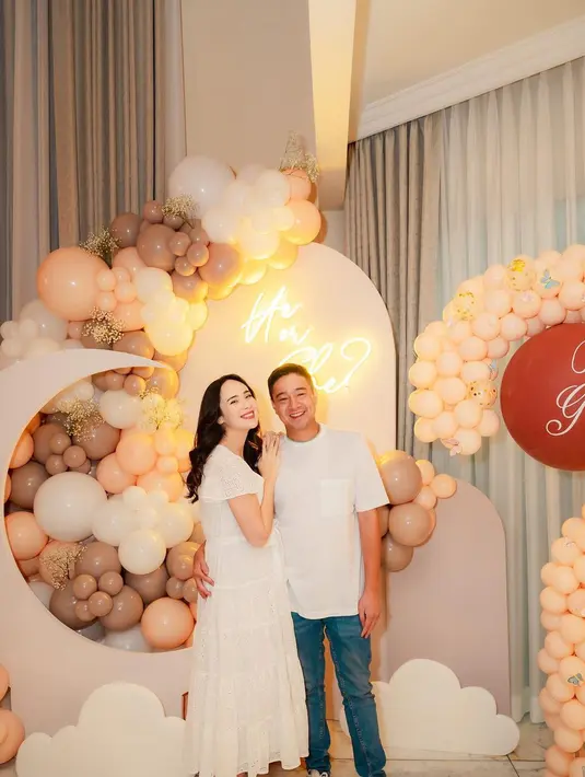 Acara semakin meriah dengan dekorasi balon-balon yang disusun rapi dengan berbagai ukuran. Sedangkan calon orangtua yang berbahagia kompak mengenakan pakaian putih. [Instagram/pammybowie]