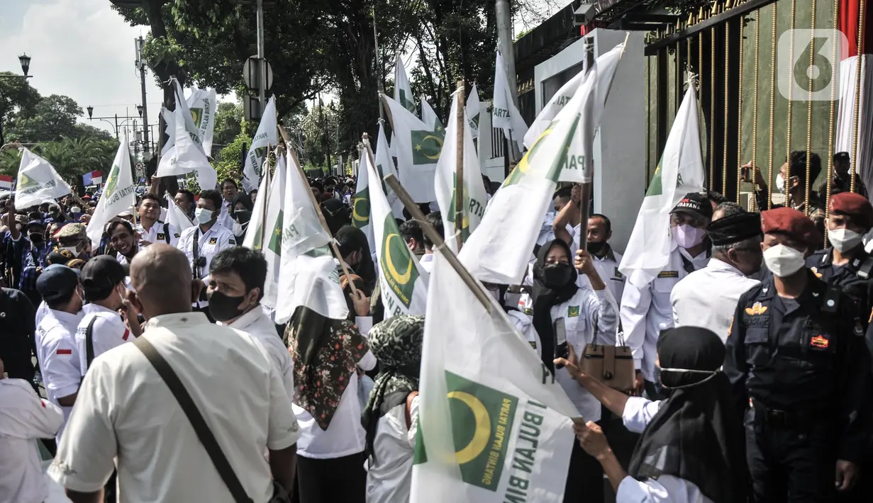 Pendukung partai politik melakukan pawai menuju Kantor Komisi Pemilihan Umum (KPU) RI saat Pendaftaran Peserta Pemilu 2024, Jakarta, Senin (1/8/2022). Sebanyak sembilan partai politik dijadwalkan turut meramaikan hari pertama Pendaftaran Peserta Pemilu 2024 yang dibuka mulai hari ini. (merdeka.com/Iqbal S. Nugroho)