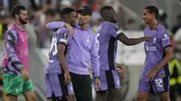 Pelatih kepala Liverpool, Jurgen Klopp (tengah) berbincang dengan pemainnya, Ryan Gravenberch (kedua kiri) setelah laga Grup E Liga Europa 2023/2024 melawan Liverpool di Linz, Austria, Jumat (22/09/2023). Meski berhasil menang, Gravenberch mengaku belum puas atas performanya tersebut. Pemain 21 tahun tersebut harusnya bisa tampil lebih baik bersama Si Merah, seperti dikutip dari situs Liverpool. (AP Photo/Matthias Schrader)