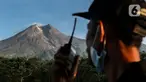 Petugas dari komunitas Siaga Merapi memantau aktivitas gunung merapi dari Lapangan Stiper, Glagaharjo, Cangkringan, Sleman, Kamis (19/11/2020). Status Gunung Merapi sudah dinaikkan pada 5 November 2020 lalu dari waspada level II menjadi siaga level III. (Liputan6.com/Johan Tallo)