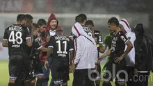 Pelatih Bali United, Hans Peter Schaller, memberikan instruksi kepada anak asuhnya saat melawan Borneo FC pada laga Piala Presiden 2017 di Stadion Kapten I Wayan Dipta, Bali, Jumat (13/2/2017). Kedua tim bermain imbang 0-0. (Bola.com/Vitalis Yogi Trisna)