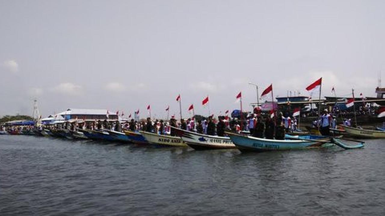 Ratusan nelayan Cilacap ikuti upacara HUT TNI di atas perahu ikan
