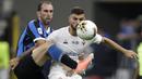 Bek Inter Milan, Diego Godin, berebut bola dengan pemain Fiorentina, Patrick Cutrone, pada laga Serie A di Stadion di Giuseppe Meazza, Rabu (22/7/2020). Kedua tim bermain imbang 0-0. (AP Photo/Luca Bruno)