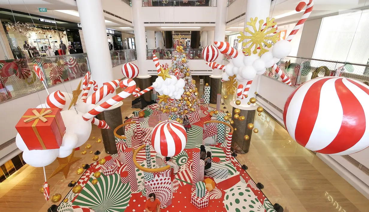 Dekorasi unik dan ornamen modern bernuansa Natal menghiasi pusat perbelanjaan kawasan Menteng, Jakarta, Minggu (23/12). Konsep dekorasi pohon Natal modern disajikan untuk membuat suasana berbeda dari tahun-tahun sebelumnya. (Liputan6.com/Herman Zakharia)