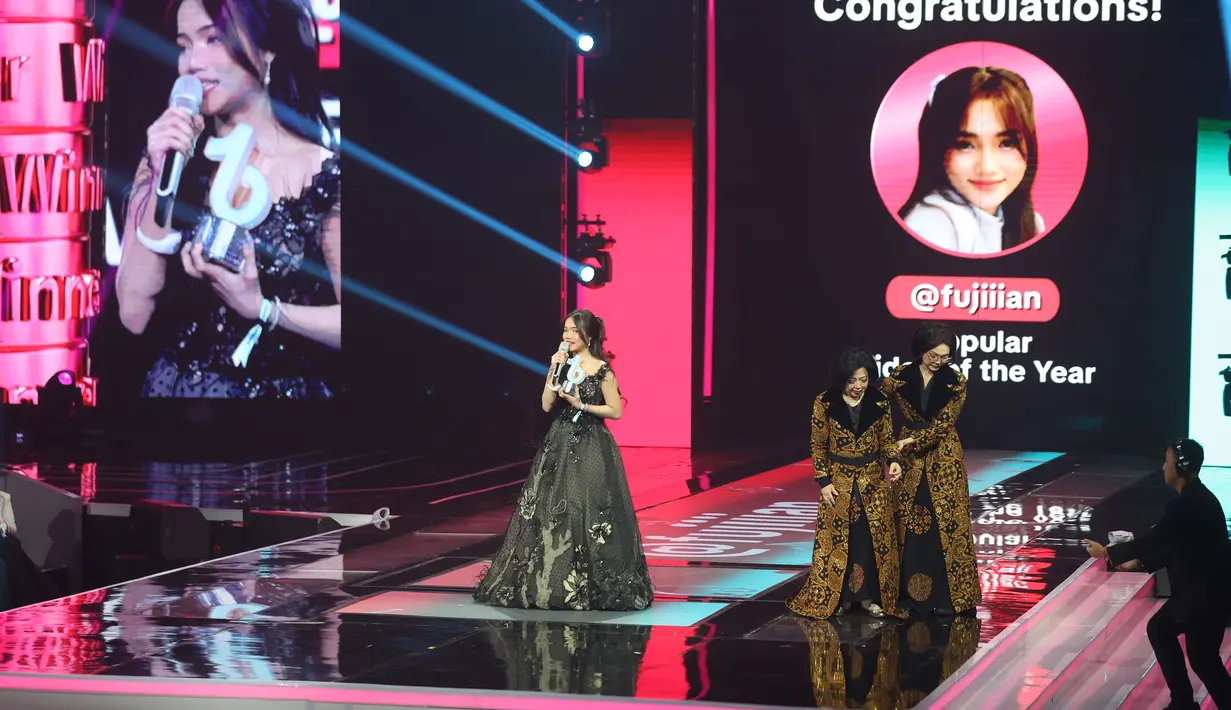 Sejumlah nama besar dalam dunia hiburan Fuji Ann dan Jennifer Coppen menyabet penghargaan Popular Video Of The Year dan Penghargaan Celebrity Creator Of The Year. Tampak dalam foto, kemeriahan malam puncak TikTok Awards Indonesia 2025 di Studio Emtek City Indosiar, Jakarta, pada Jumat (21/11/2025) malam. TikTok resmi menobatkan 19 pemenang dari 16 kategori dalam malam puncak TikTok Awards Indonesia 2025 yang digelar pada Jumat (21/11/2025). (Kapanlagi.com/Budy Santoso)