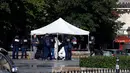 Ahli forensik melakukan olah TKP aksi penyerangan seorang pria di luar Katedral Notre-Dame, Paris, Selasa (6/6). Pria itu ditembak setelah berupaya menyerang perwira yang tengah bertugas di kantor polisi di sebelah katedral. (AP Photo/Matthieu Alexandre)