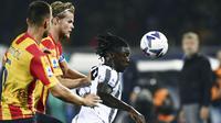 Penyerang Juventus, Moise Kean, dijaga ketat pemain Lecce pada laga Liga Italia di Stadion Lecce Via del Mare, Sabtu (29/10/2022). (Giovanni Evangelista/LaPresse via AP)