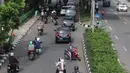 Kendaraan melintas saat petugas menggelar Operasi Keselamatan Jaya 2018  di Jalan Letjen Suprapto, Jakarta Pusat, Senin (5/3). Operasi Keselamatan Jaya 2018 dilakukan selama 21 hari mulai pagi ini sampai dengan 25 Maret 2018. (Liputan6.com/Arya Manggala)