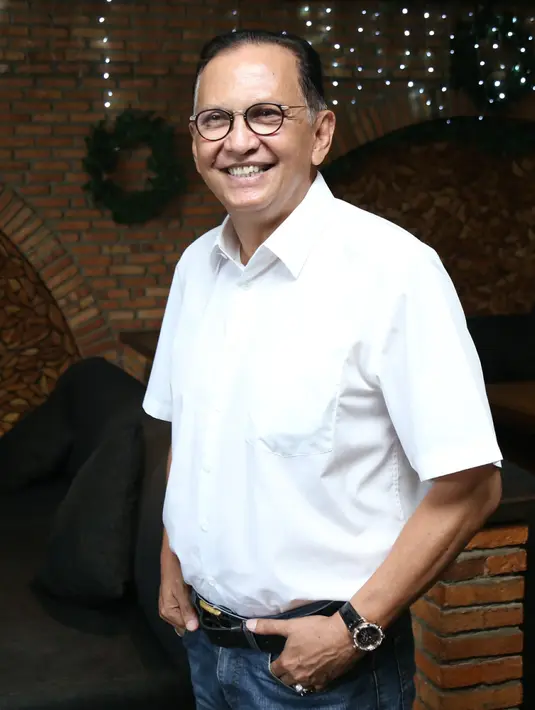 "(Dini) Teman gaulnya mas Krisna. Sering ke sini, biasa selfie-selfie. Sebetulnya teman-teman wartawan juga tahu ini nggak ada apa-apa. Cuma ya daripada sepi begini," kata Roy di kawasan Mahakam, Kebayoran Baru, Jumat (30/12). (Adrian Putra/Bintang.com)