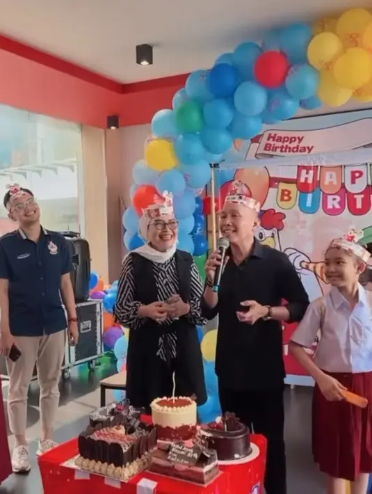 Netizen pun gemas dengan konsep ulang tahun ayah Ojak yang tampil beda. [instagram/ayutingting92]