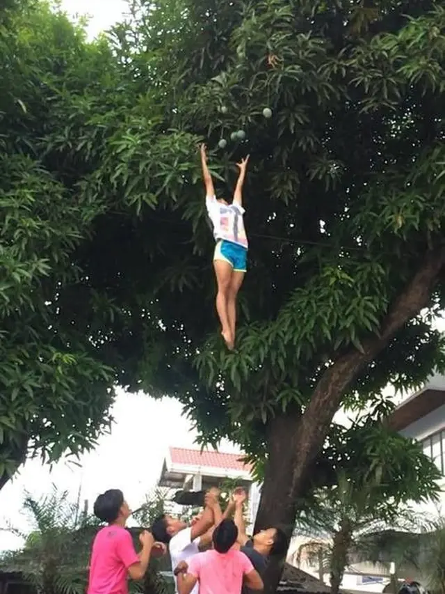 6 Tingkah Cheerleader saat Lompat Ini Bikin Melongo