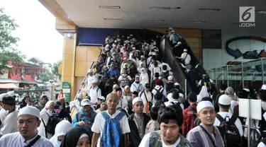 Kepadatan peserta Reuni 212 setibanya di Stasiun Gondangdia, Jakarta, Minggu (2/12). Kepadatan tersebut terkait acara Reuni 212 yang digelar di Monumen Nasional atau yang populer dengan Monas. (Merdeka.com/Iqbal S. Nugroho)