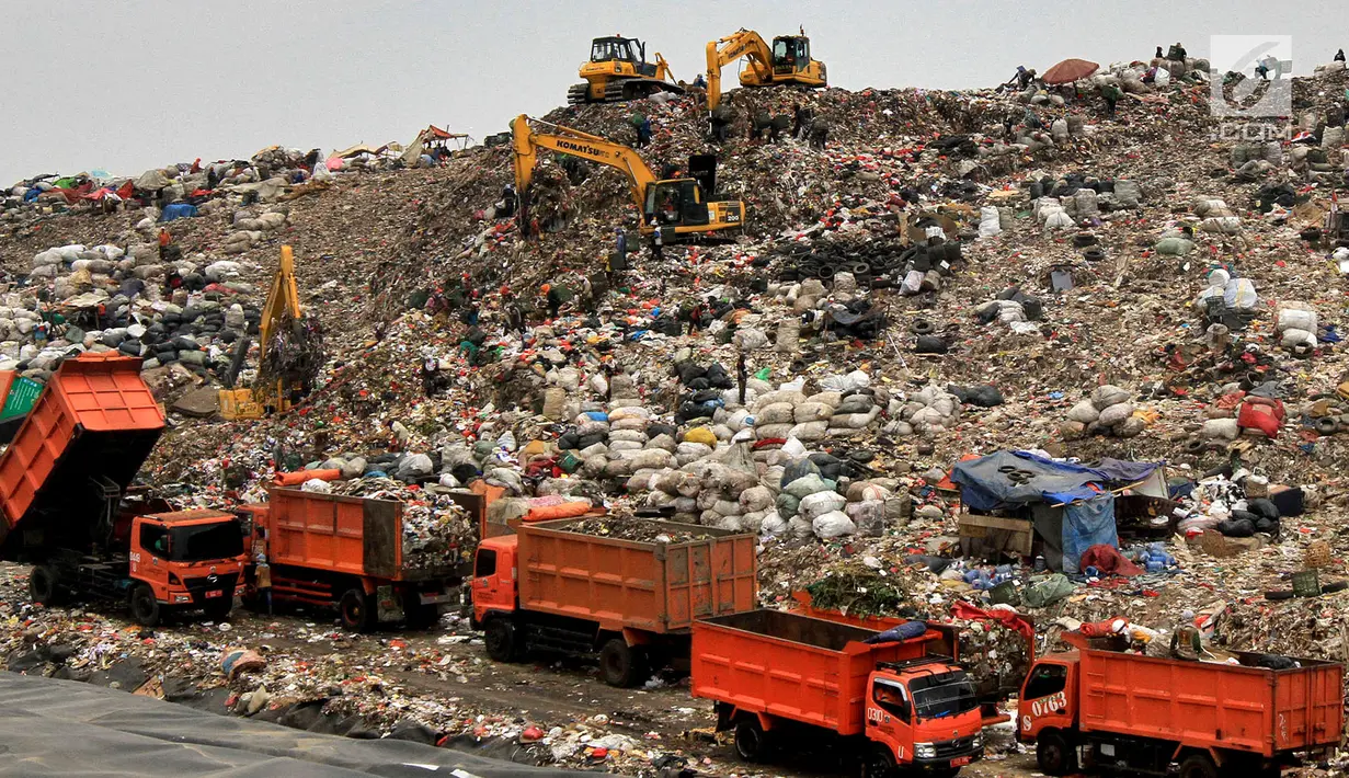 Antrean truk sampah dari Jakarta saat akan menurunkan muatan di TPST Bantar Gebang, Bekasi, Jawa Barat, Senin (18/3). TPST Bantar Gebang diprediksi bakal penuh pada tahun 2021 mendatang. (merdeka.com/Arie Basuki)