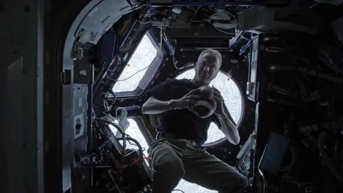 [Bintang] NASA: Astronot Lempar Bola Sejauh 516 KM di Luar Angkasa