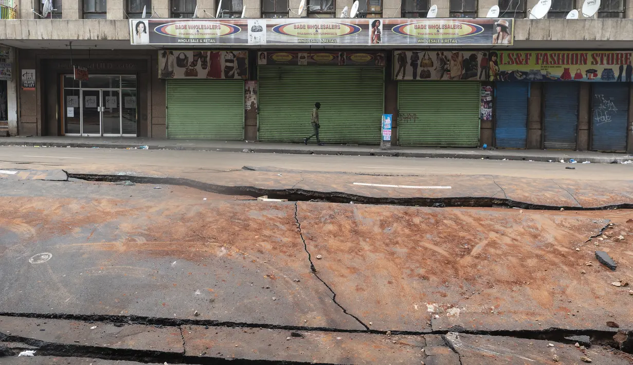 Penyelidikan sedang dilakukan dan pemerintah kota mendatangkan para ahli untuk menentukan apakah ada pipa atau kabel bawah tanah lain di area tersebut dan apakah ada ancaman ledakan atau kebocoran gas. (Luca Sola / AFP)