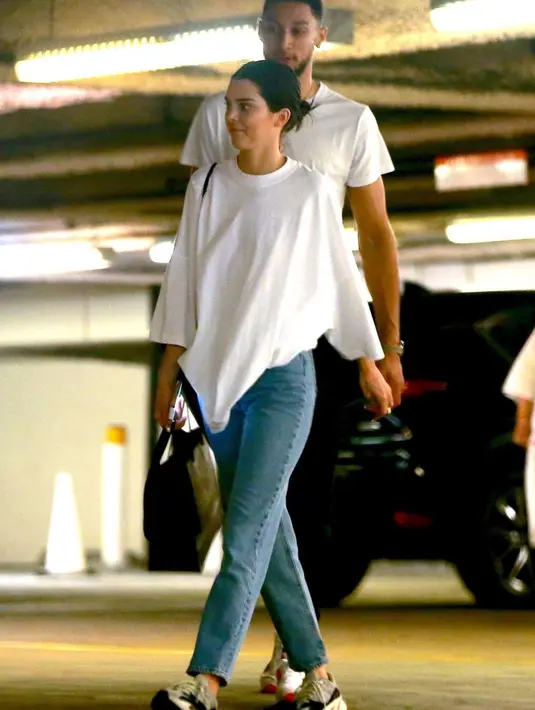 Tak hanya itu, Kendall dan Ben bahkan melakukan double date bersama Khloe Kardashian serta Tristan Thompson. (CelebMafia)