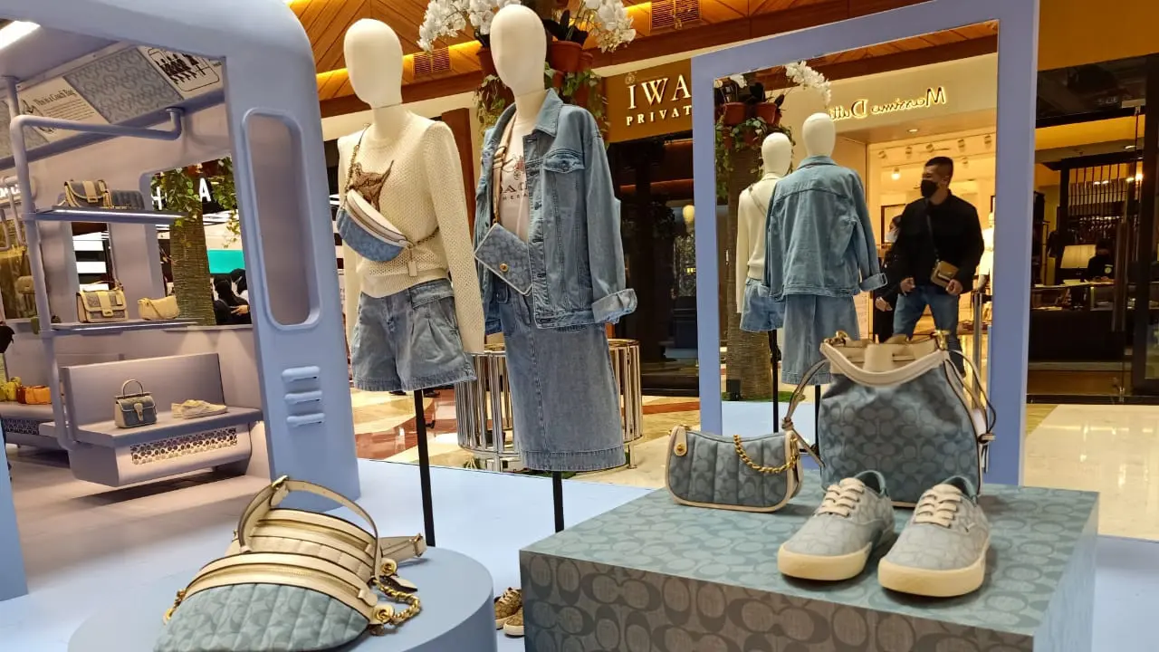 Gerbong Subway ala New York Bawa Koleksi Coach Terbaru Berbahan Denim