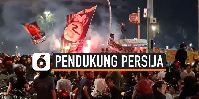 VIDEO: Khawatir Penularan Covid-19 Polisi Bubarkan Kerumunan Jakmania