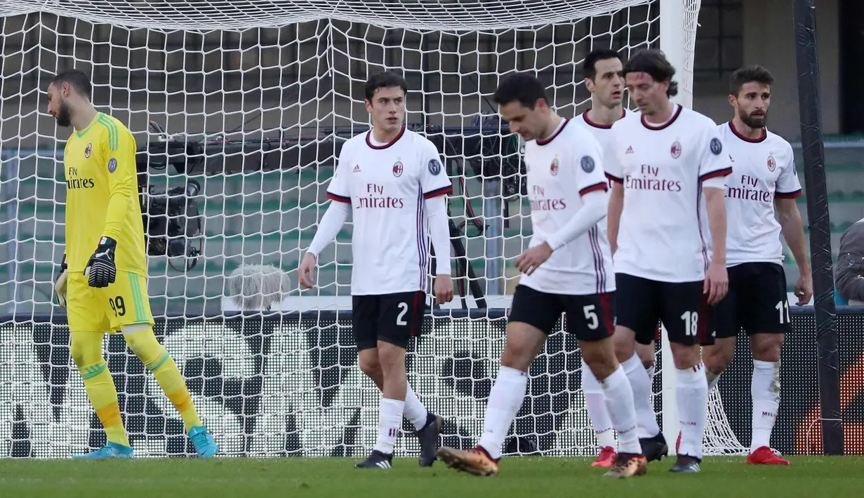 Gianluigi Donnarumma (kiri) dan rekan-rekannya tertunduk lesu usai Verona membobol gawangnya pada lanjutan Liga Italia di stadion Bentegodi, Italia, (17/12). Milan takluk 3-0 atas Verona. (Simone Venezia/ANSA via AP)