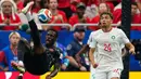 Pemain Kanada Tani Oluwaseyi mencoba tendangan salto ke gawang di depan pemain Maroko Neil El Aynaoui selama pertandingan sepak bola babak 16 besar Piala Dunia antara Kanada dan Maroko di Houston, Sabtu (04/07/2026). (AP/ /The Canadian Press / Frank Gunn)