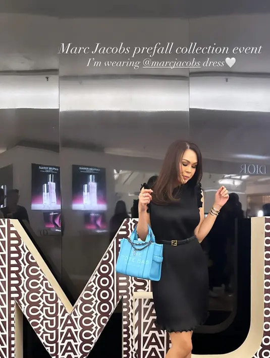 Petty Hasibuan tampil elegan dengan sleeveless dress dan handbag biru muda [@pettyhasibuan]