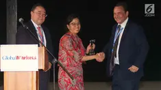 Direktur Pemasaran Regional Eropa Timur Tengah, De La Rue Damian Kwiatkowski (kanan) memberikan penghargaan sebagai Menteri Keuangan Of The Years 2018 kepada Sri Mulyani di Nusa Dua Bali, Sabtu (13/10). (Liputan6.com/Angga Yuniar)