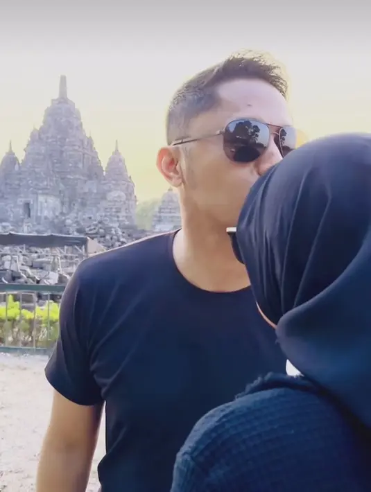 Seperti foto ini, Hengky sedang merayu sang istri di saat mereka berlibir di Candi Prambanan beberapa waktu lalu