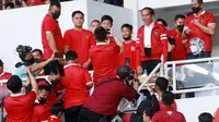 Presiden RI, Joko Widodo, memberikan senyuman saat melayani permintaan foto bersama suporter cilik di sela-sela rehat babak pertama pertandingan Timnas Indonesia melawan Thailand pada laga Piala AFF 2022 di Stadion Utama Gelora Bung Karno (SUGBK), Jakarta, Kamis (29/12/2022). (Bola.com/M Iqbal Ichsan)