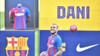 Bek baru Barcelona Brasil Dani Alves tersenyum selama upacara presentasi di stadion Camp Nou di Barcelona (17/11/2021). Dani Alves resmi diperkenalkan sebagai rekrutan anyar Barcelona di Stadion Camp Nou, Rabu (17/11) malam WIB. (AFP/Pau Barrena)