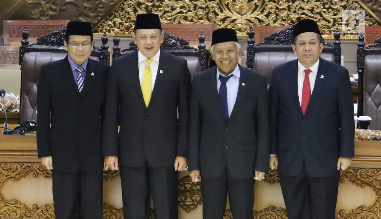 Bambang Soesatyo (dua dari kiri) bersama tiga Wakil Ketua DPR yakni Fahri Hamzah, Taufik Kurniawan, dan Agus Hermanto usai dilantik di Gedung DPR RI, Jakarta, Senin (15/1). Bambang resmi menjabat Ketua DPR jabatan 2014-2019. (Liputan6.com/Angga Yuniar)