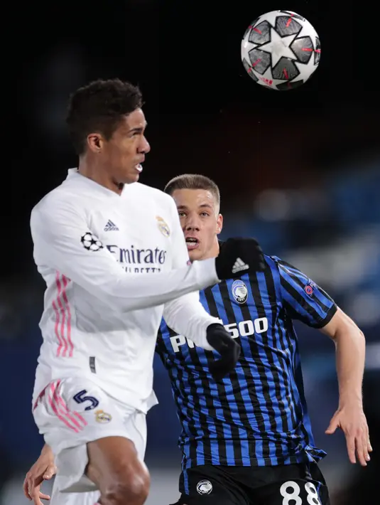 Bek Real Madrid Raphael Varane dan gelandang Atalanta Mario Pasalic berebut bola pada leg kedua babak 16 besar Liga Champions di Estadio Alfredo di Stefano, Rabu (17/3/2021) dini hari WIB. Real Madrid mengalahkan Atalanta 3-1 dan lolos ke perempat final dengan agregat 4-1. (AP Photo/Bernat Armangue)