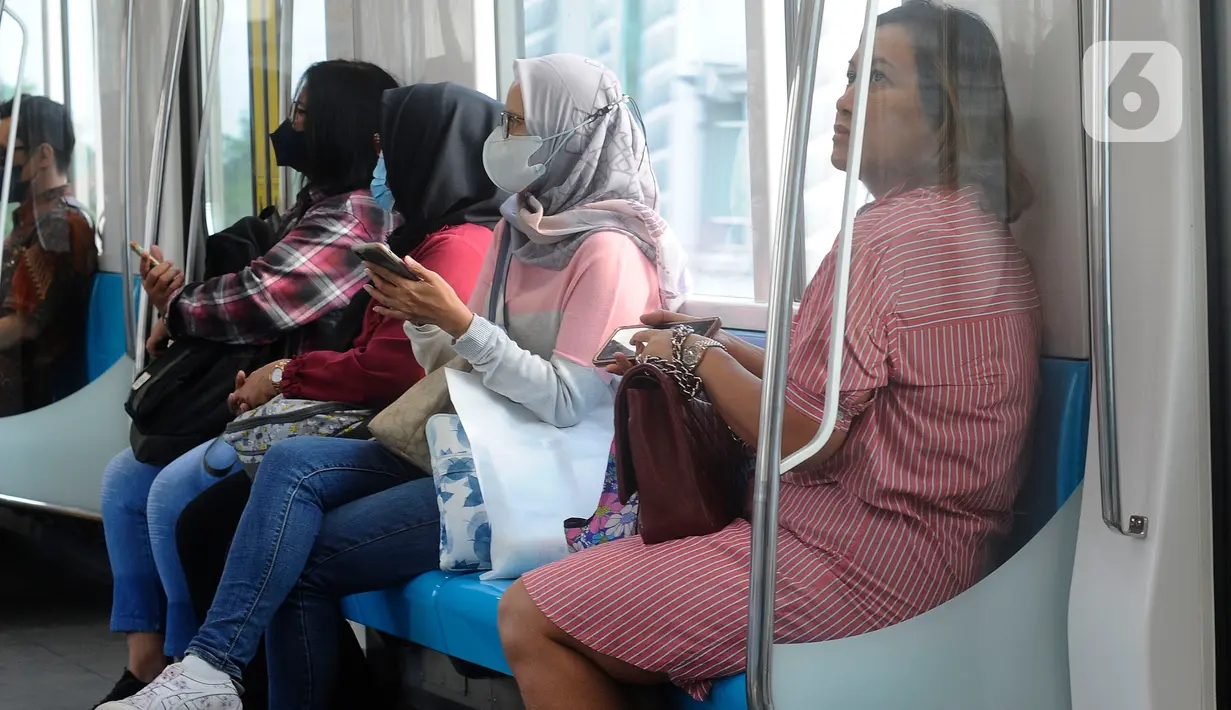 Aturan tersebut mulai tanggal 11 Juni 2023 memperbolehkan penumpang tidak menggunakan masker bila sehat. (merdeka.com/Arie Basuki)