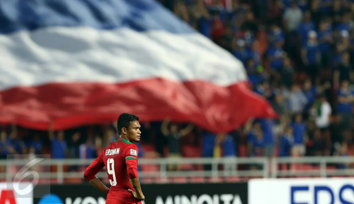 Gelandang Timnas Indonesia, Ferdinand Sinaga termangu usai laga final kedua Piala AFF 2016 melawan Thailand di National Stadium Rajamangala, Bangkok, Sabtu (17/12). Indonesia kalah 2-0 dan harus puas menjadi runner up. (Liputan6.com/Helmi Fithriansyah)